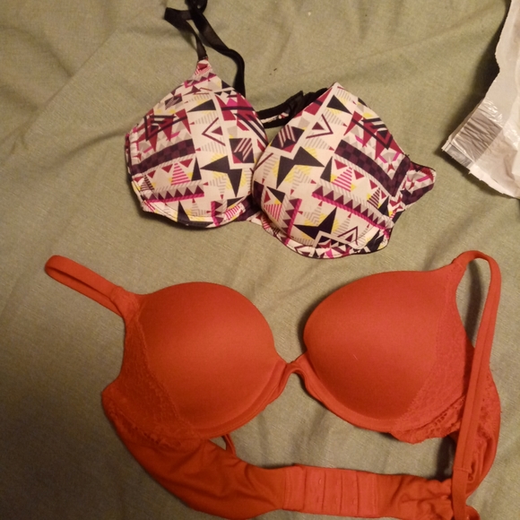 Pink bra and name wore off other - Picture 1 of 1